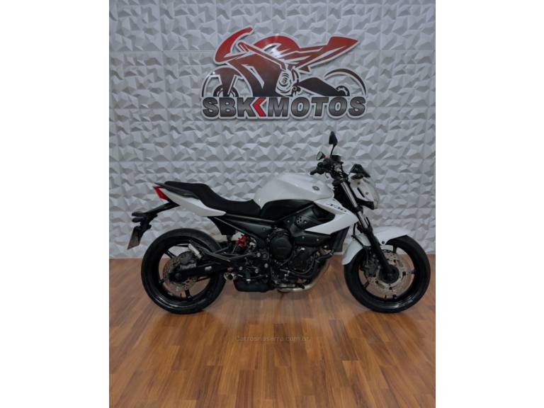 YAMAHA - XJ6 N - 2011/2012 - Branca - R$ 36.900,00