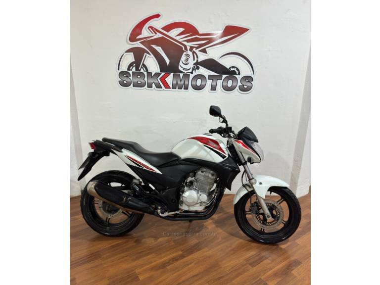 HONDA - CB 300R - 2011/2012 - Branca - R$ 11.900,00